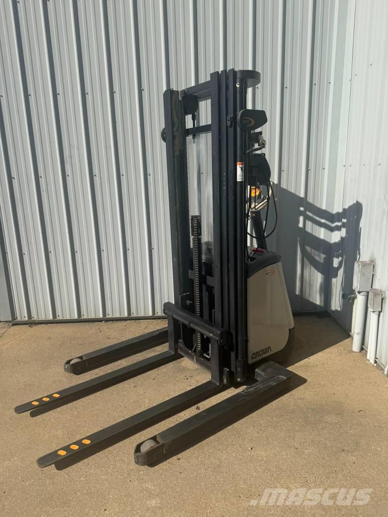 Crown ST3000-25 Elektriskie iekrāvēji