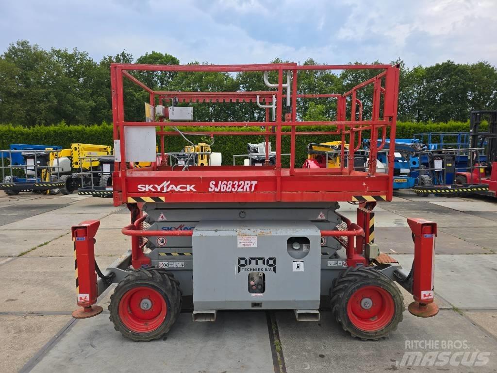SkyJack SJ 6832 RT Šķerveida pacēlāji