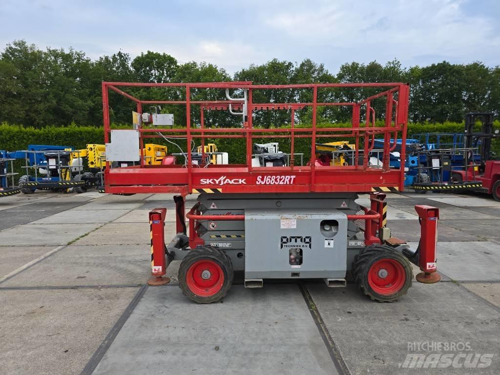 SkyJack SJ 6832 RT Šķerveida pacēlāji