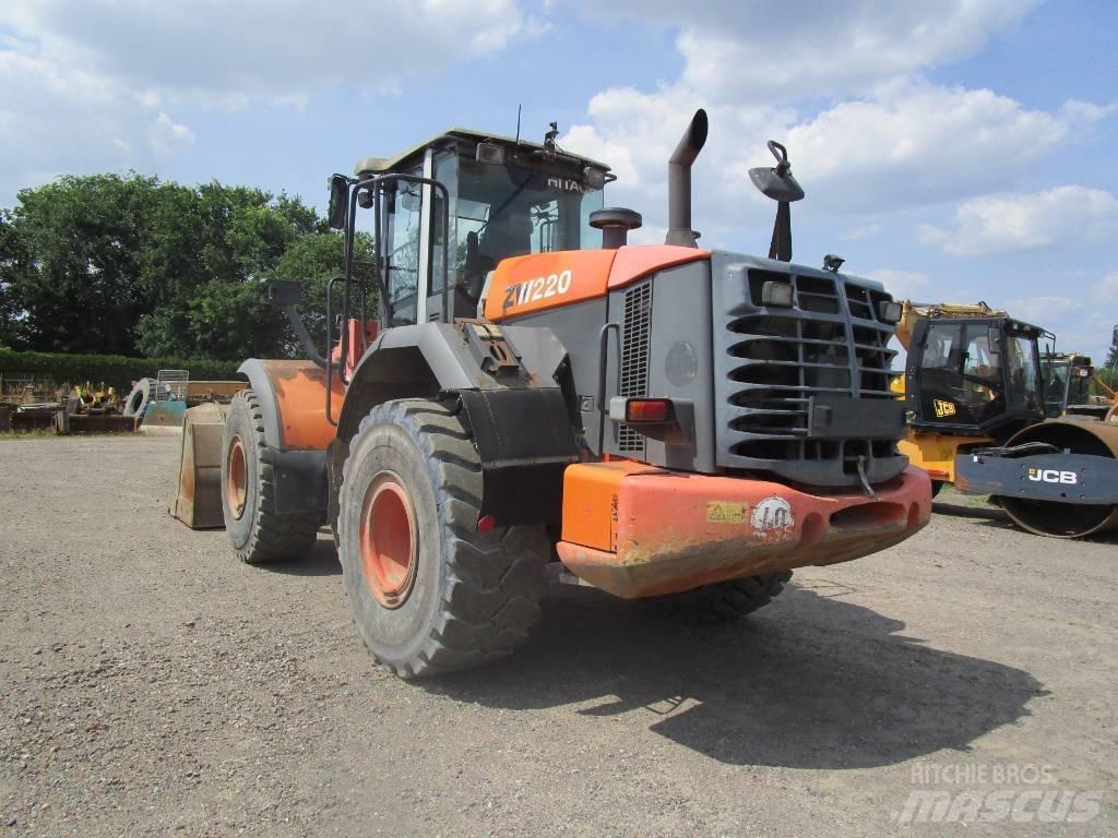 Hitachi ZW 220  Waage Iekrāvēji uz riteņiem