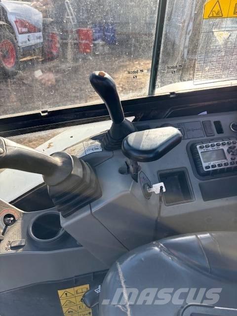 Bobcat E34 Tranšeju racēji