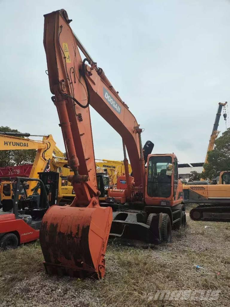 Doosan DH 210 W-7 Ekskavatori uz riteņiem