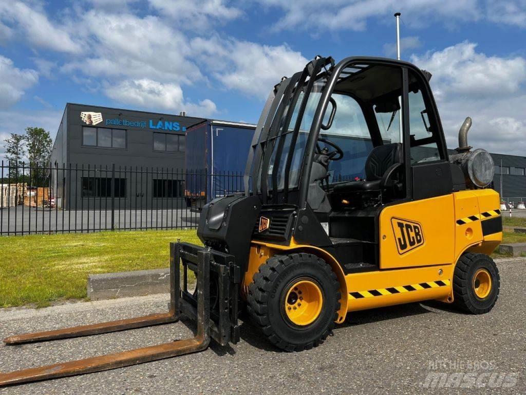 JCB TLT30 Teleskopiskie riteņu iekrāvēji