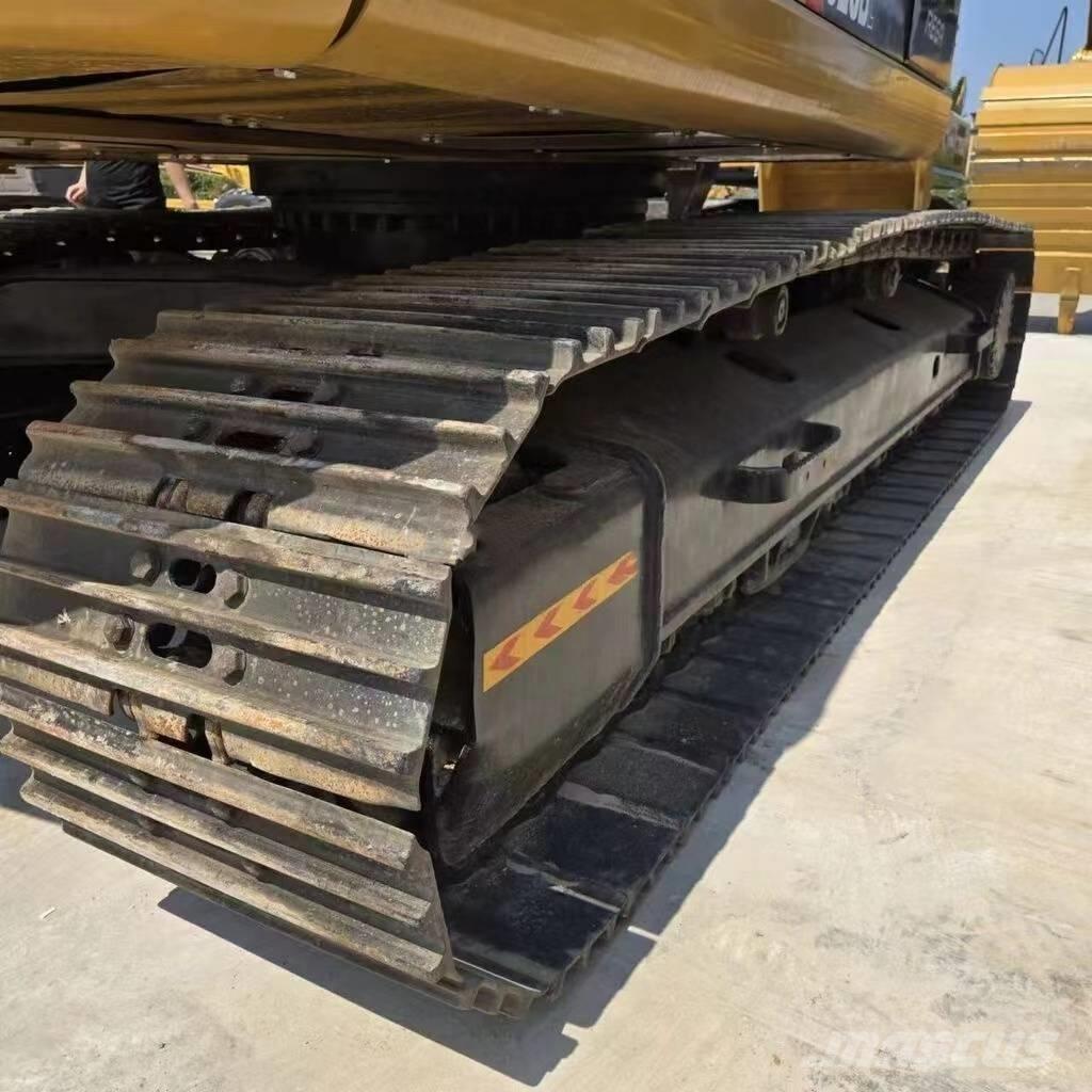 CAT 323 D L Kāpurķēžu ekskavatori