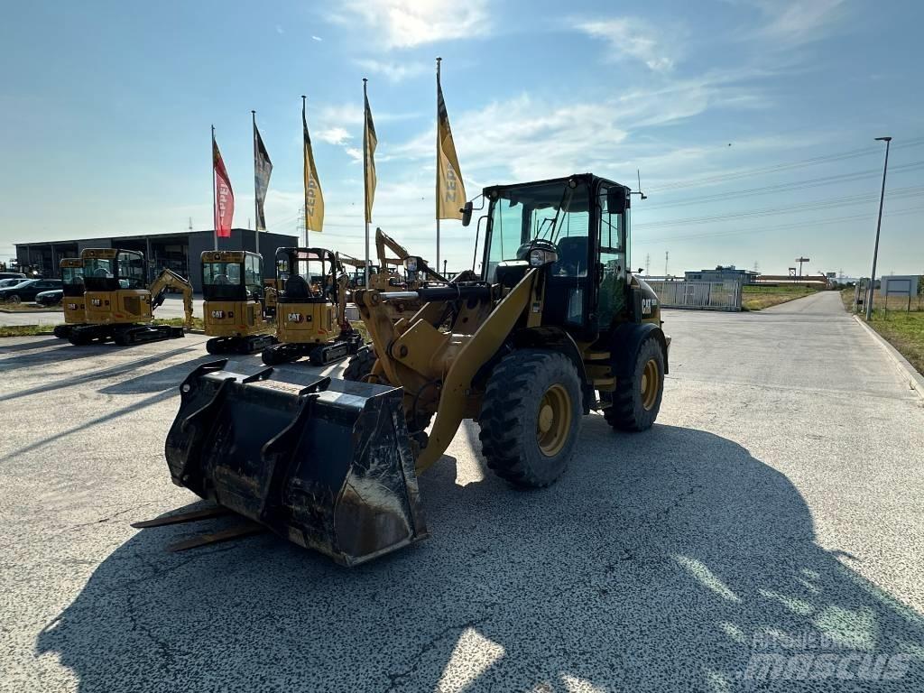 CAT 908M Iekrāvēji uz riteņiem