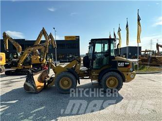 CAT 908M Iekrāvēji uz riteņiem