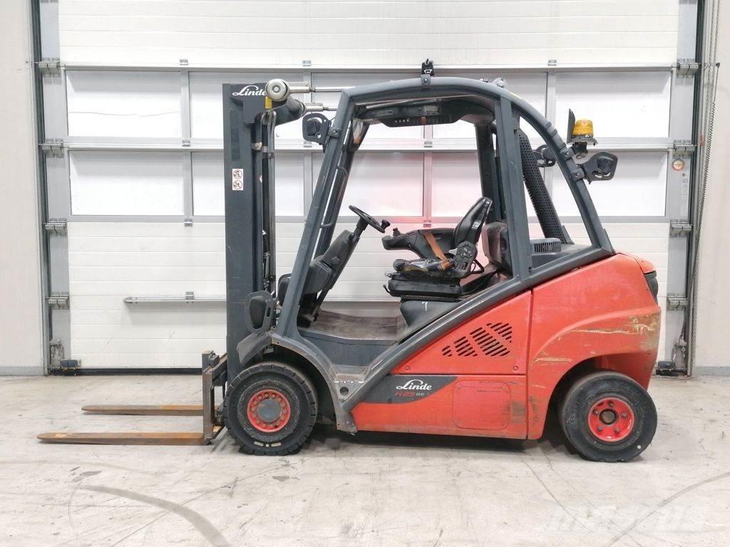 Linde H25D-02 Tehnika ar dīzeļa dzinēju