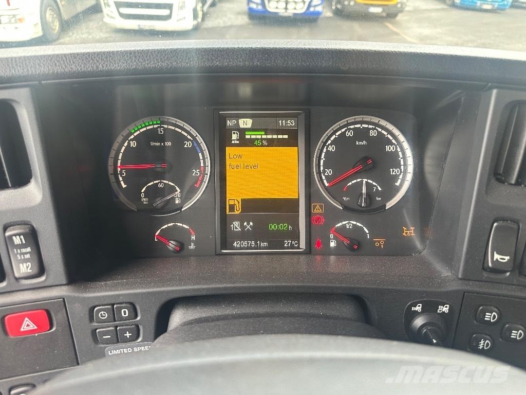 Scania R580 6x2*4 Treileri ar āķi