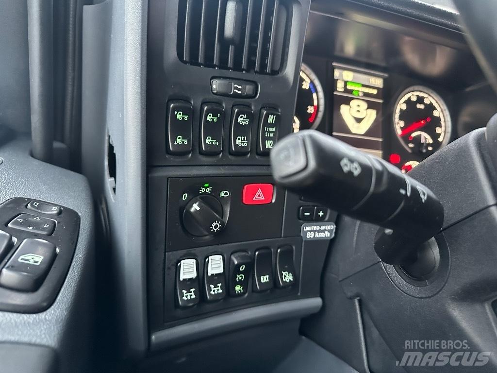 Scania R580 6x2*4 Treileri ar āķi