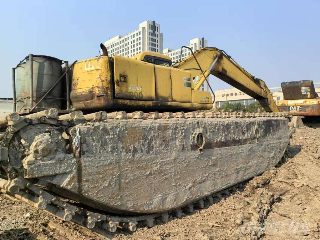 Komatsu PC 200-6 Amfībijas tipa ekskavatori