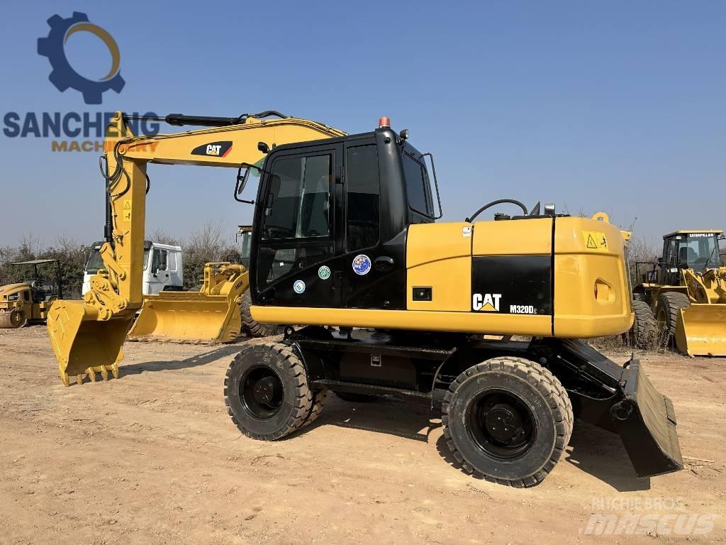 CAT M 320 D Ekskavatori uz riteņiem