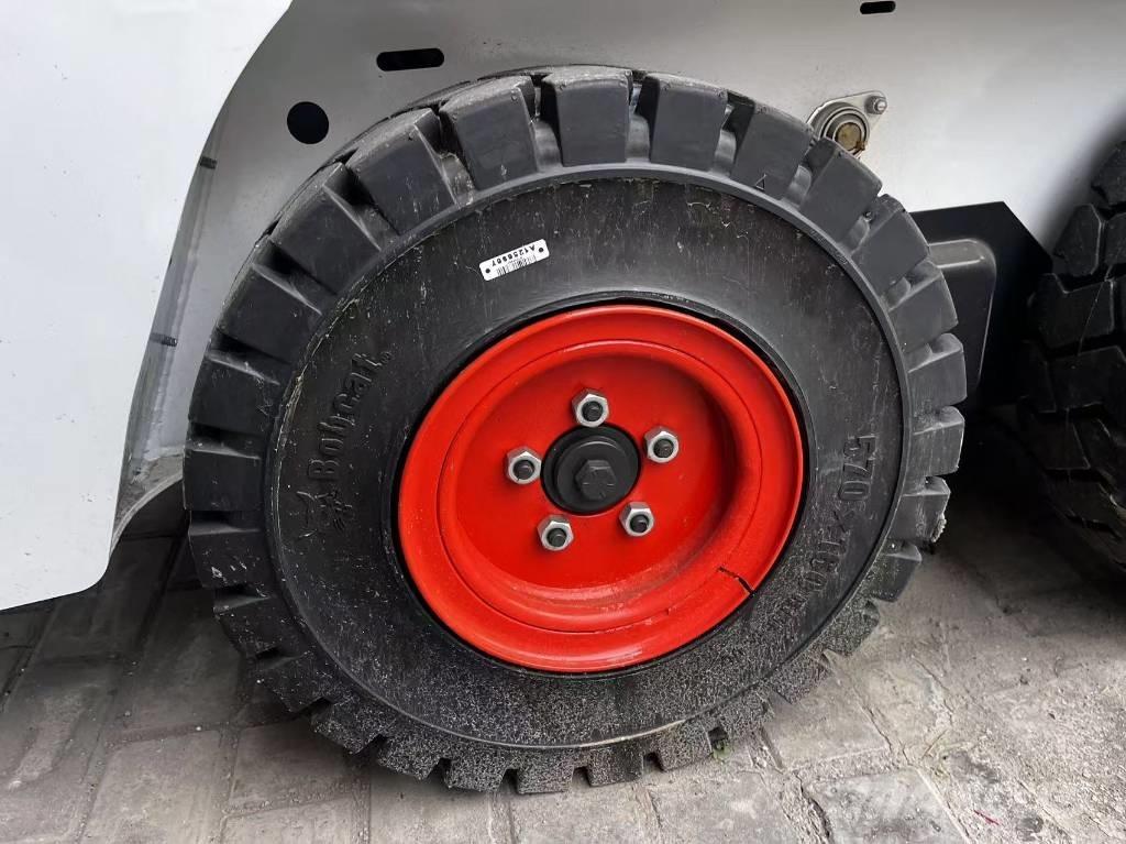 Bobcat S 70 Lietoti riteņu kompaktiekrāvēji