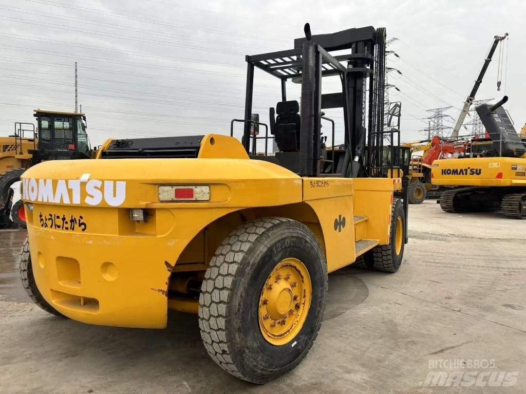 Komatsu FD200 Teleskopiskie manipulatori
