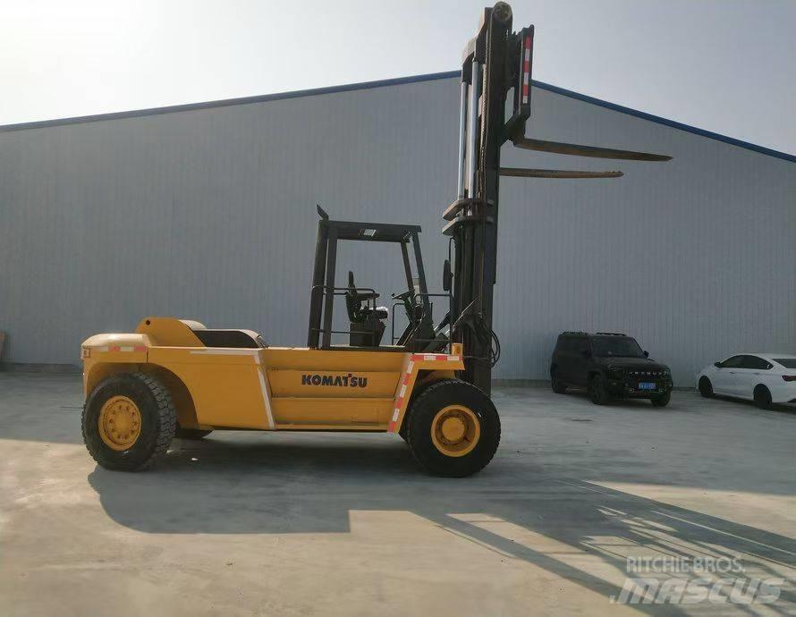 Komatsu FD200 Teleskopiskie manipulatori