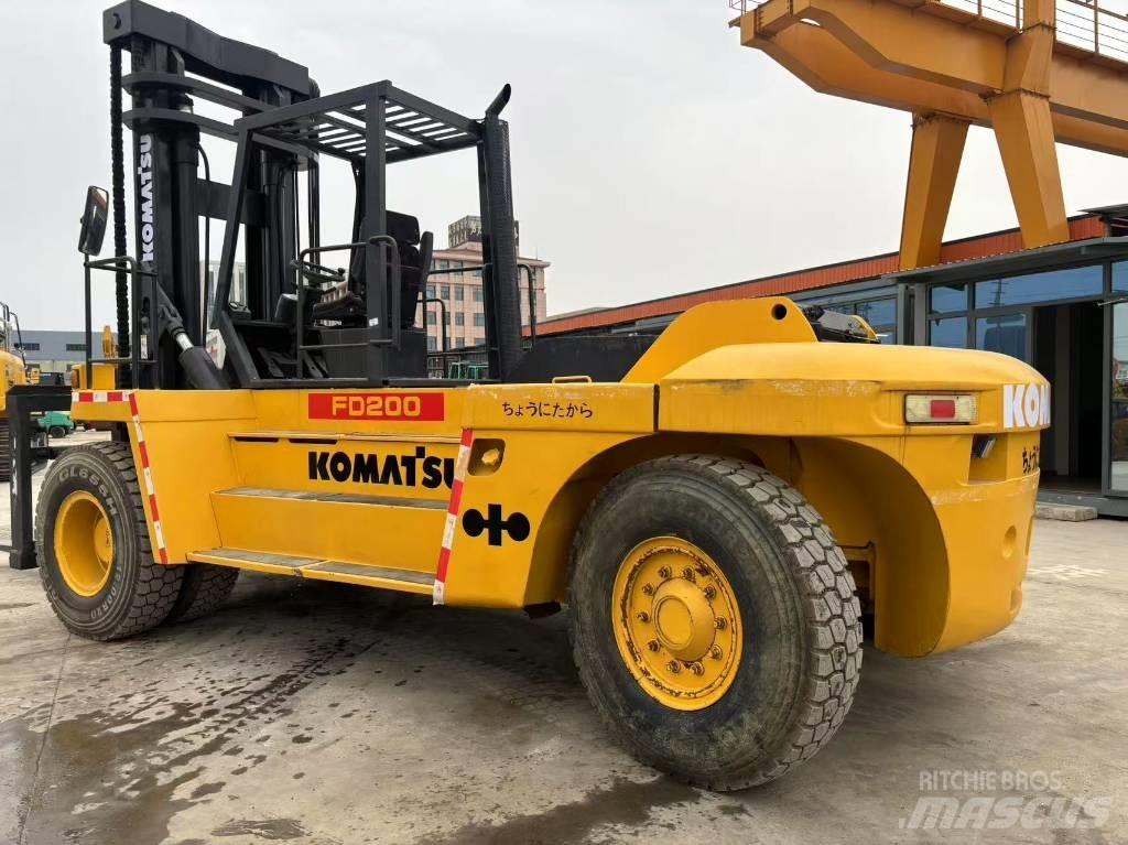 Komatsu FD200 Teleskopiskie manipulatori