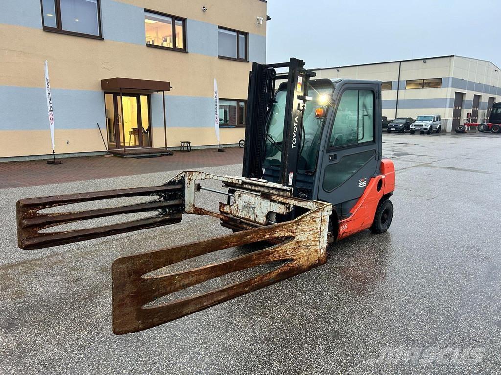 Toyota 02-8 FDF25 Tehnika ar dīzeļa dzinēju