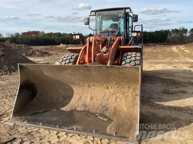 Hitachi ZW 220 Iekrāvēji uz riteņiem