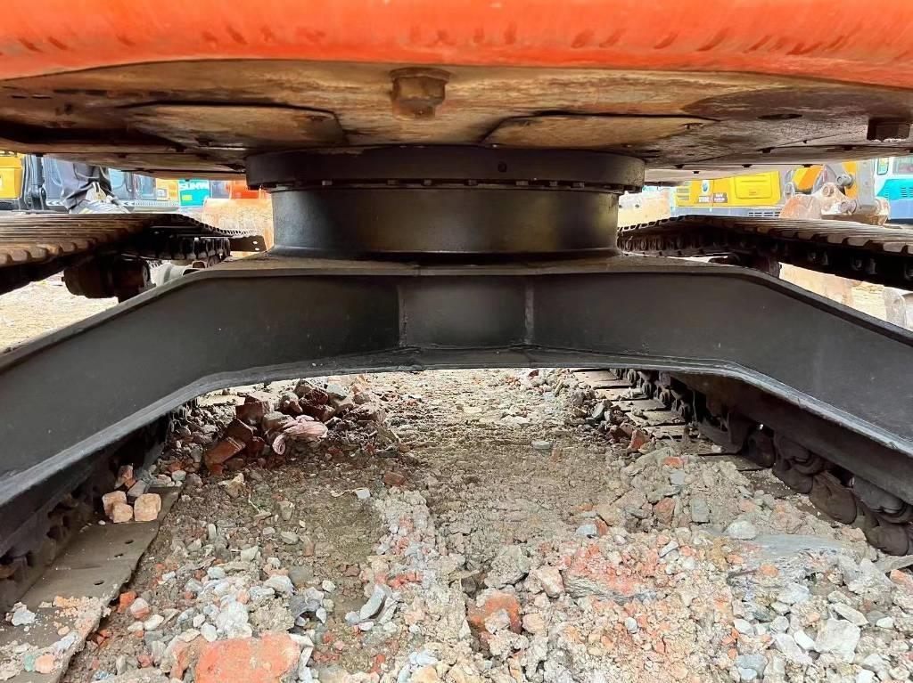 Hitachi ZX 135 US Kāpurķēžu ekskavatori