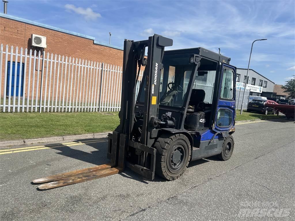 Doosan D45SC-5 Tehnika ar dīzeļa dzinēju