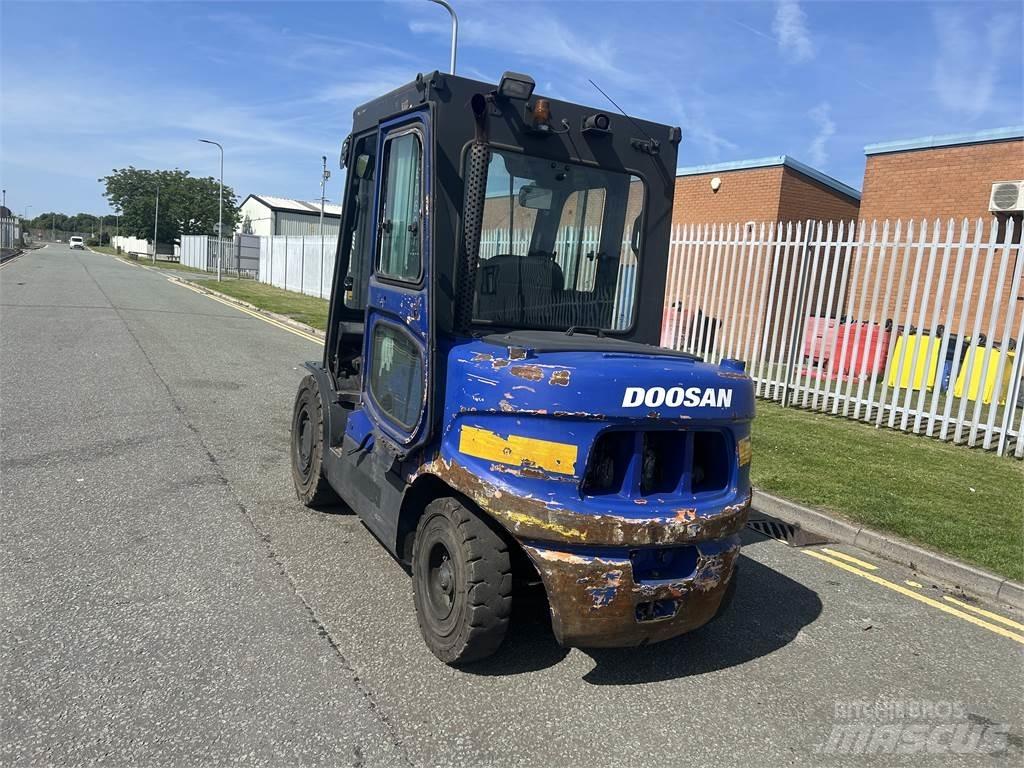 Doosan D45SC-5 Tehnika ar dīzeļa dzinēju