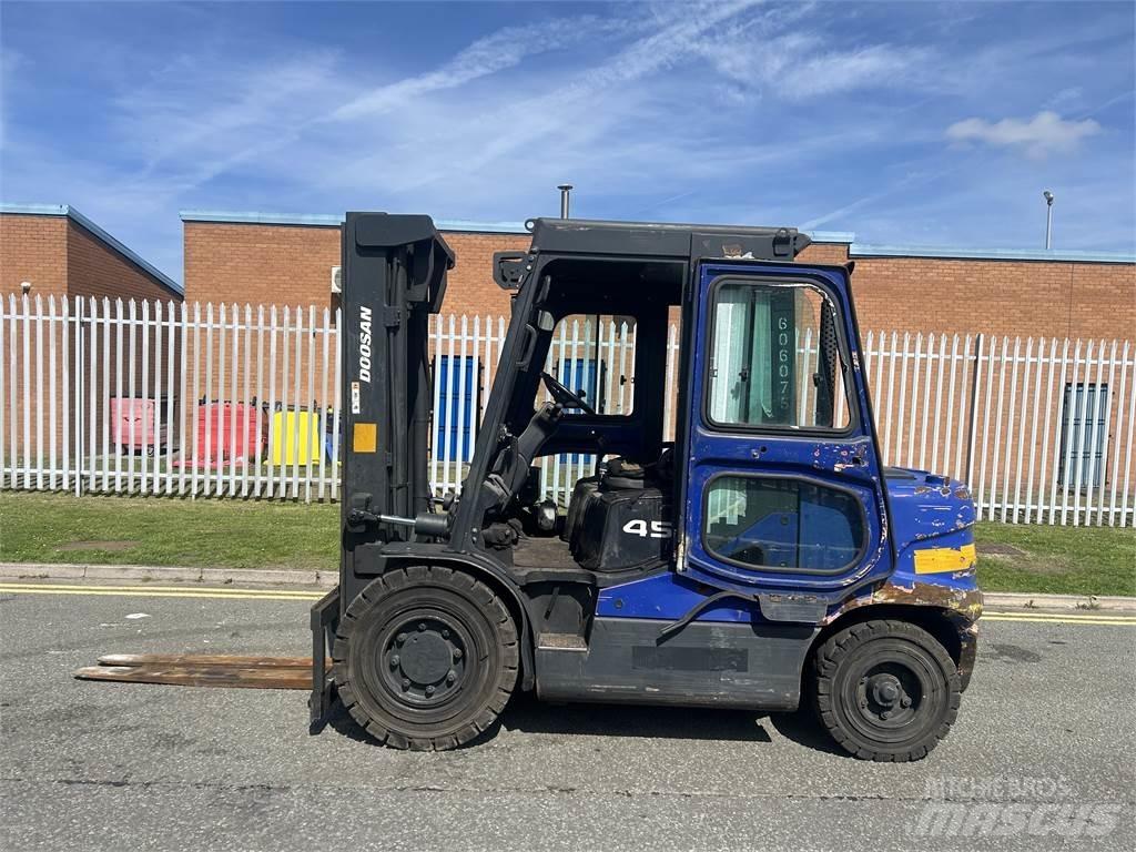 Doosan D45SC-5 Tehnika ar dīzeļa dzinēju