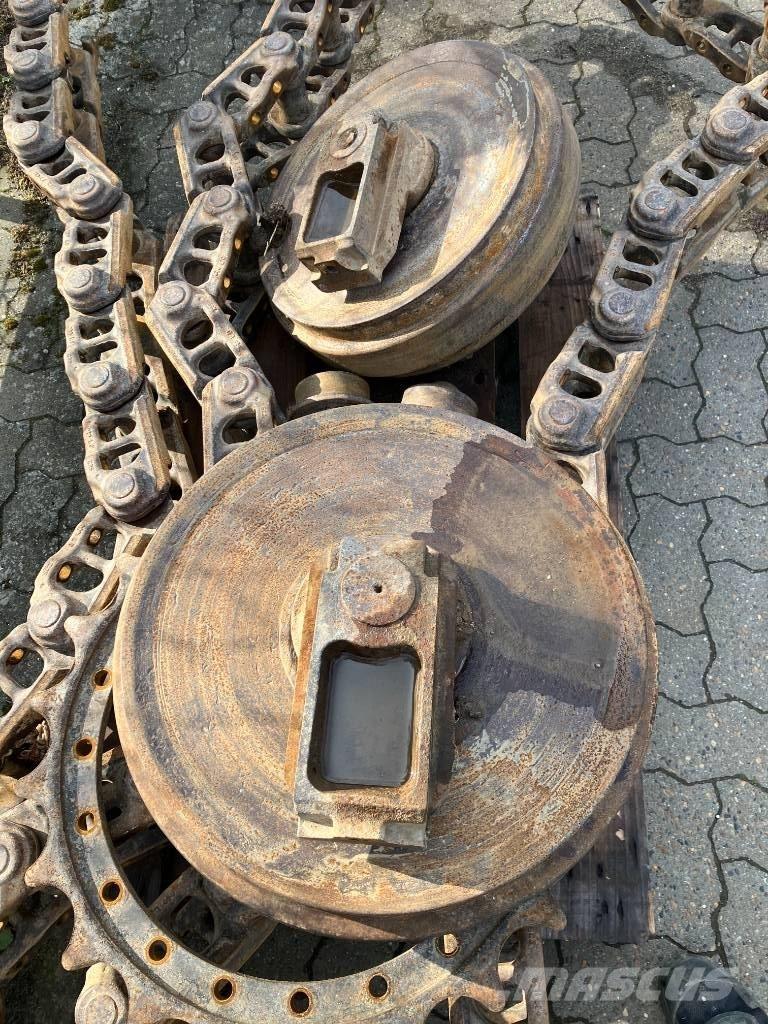 Komatsu 240 Kāpurķēžu ekskavatori
