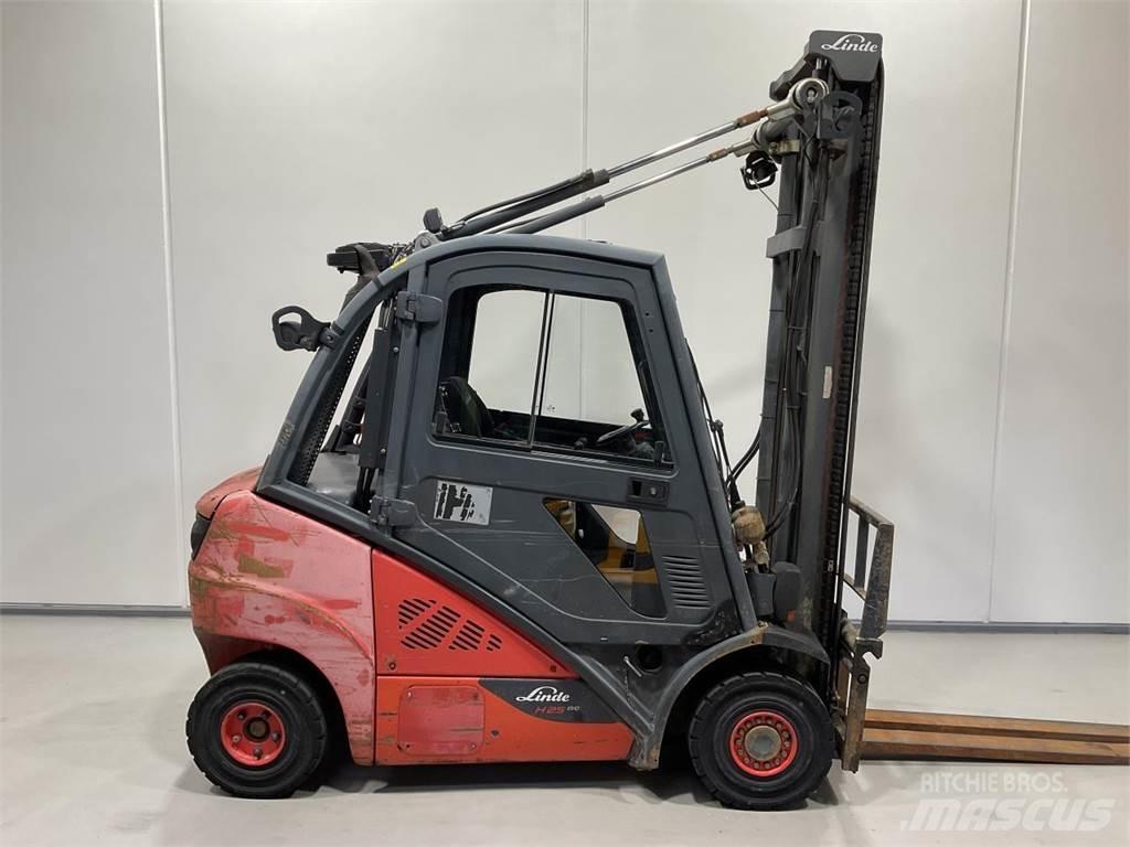 Linde H25D-02 Tehnika ar dīzeļa dzinēju