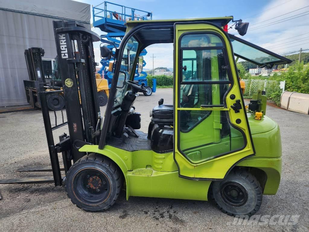 Clark gts30de Tehnika ar dīzeļa dzinēju