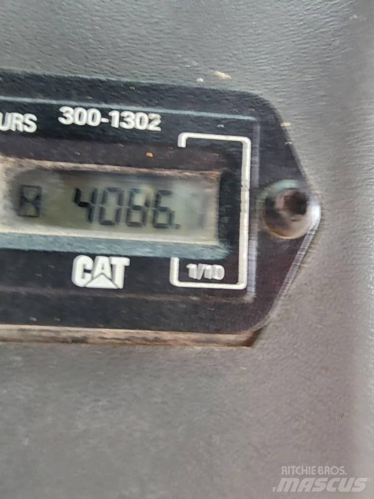 CAT 259 B Lietoti riteņu kompaktiekrāvēji