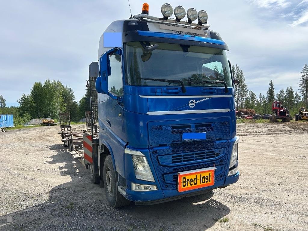 Volvo FH 500 Treileri meža tehnikas transportēšanai
