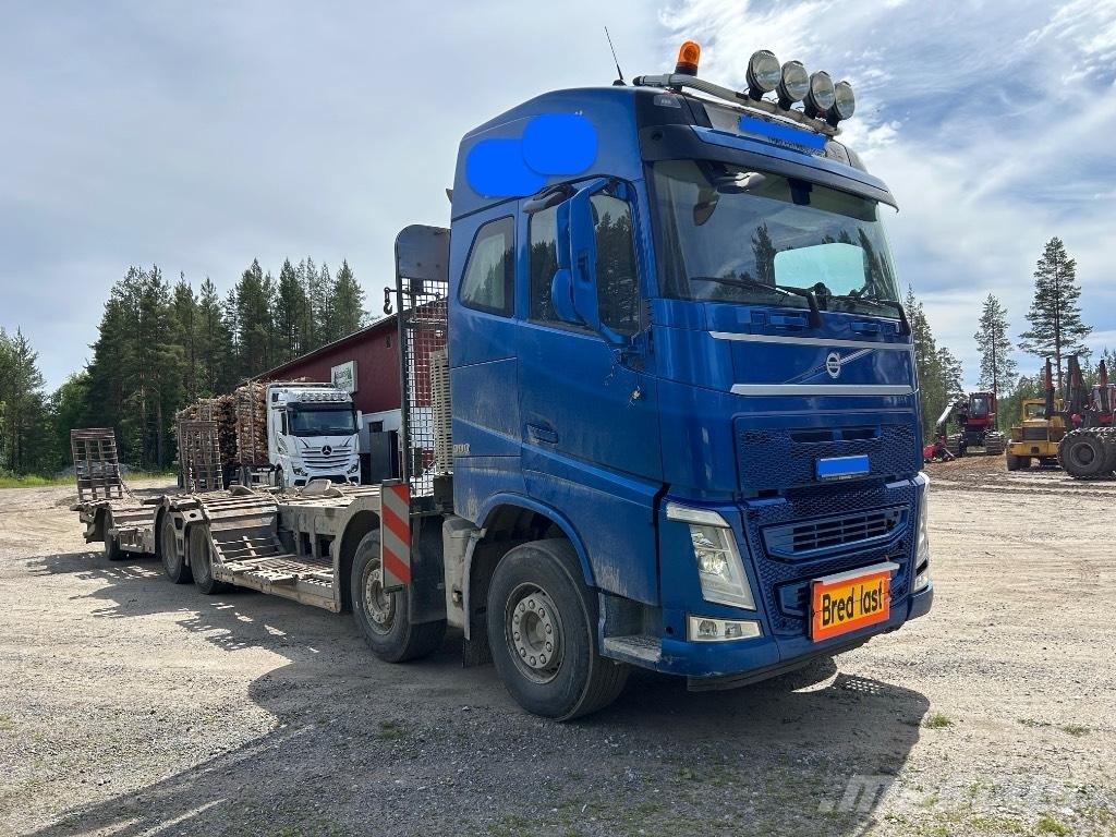 Volvo FH 500 Treileri meža tehnikas transportēšanai