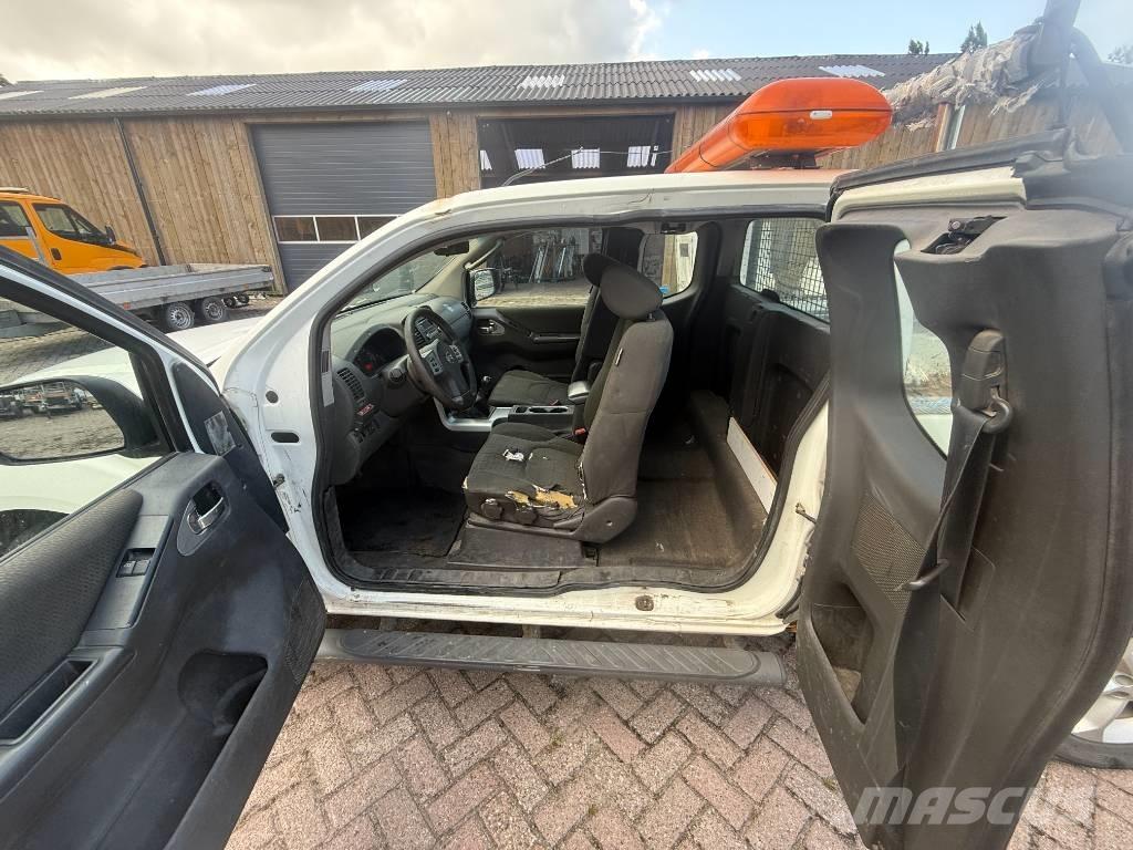 Nissan Navara Vieglais kravas automobilis/izkraušana no sāniem