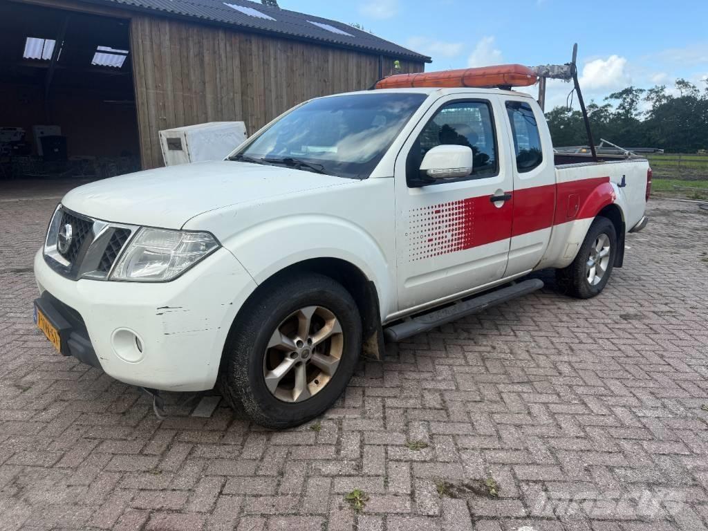 Nissan Navara Vieglais kravas automobilis/izkraušana no sāniem
