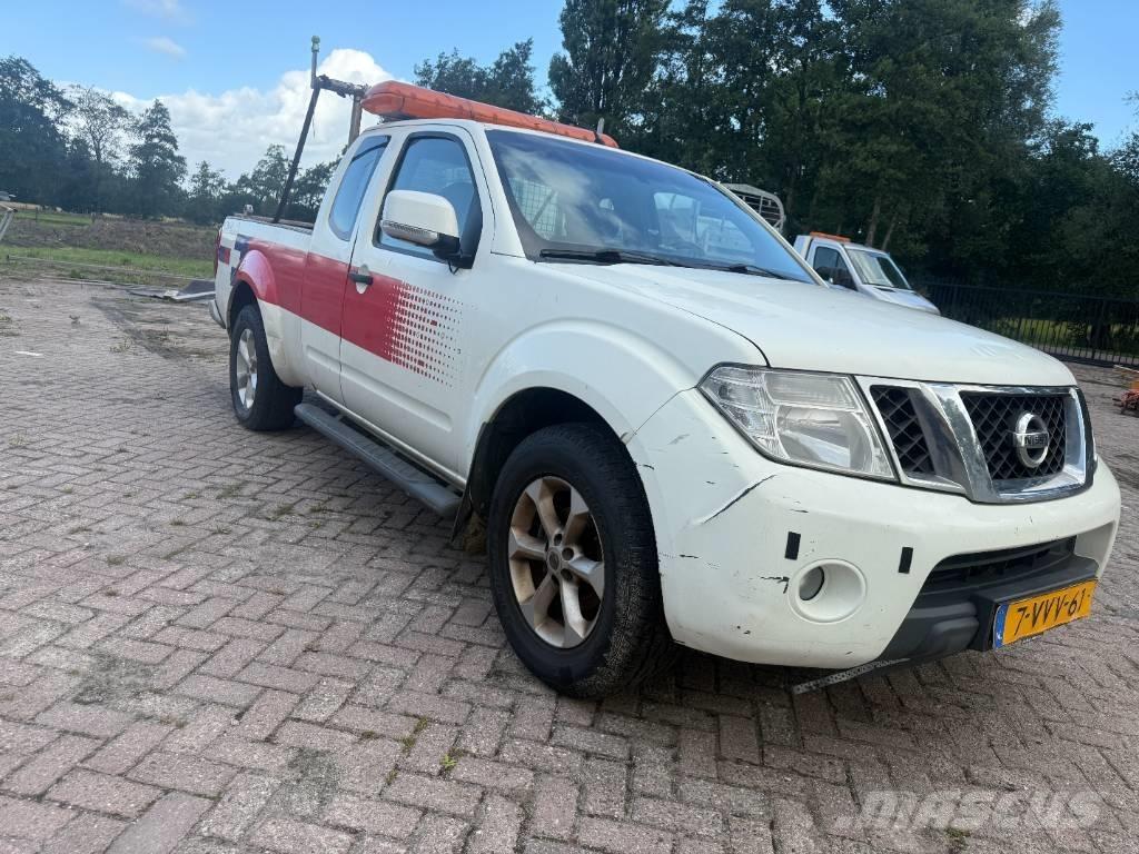 Nissan Navara Vieglais kravas automobilis/izkraušana no sāniem