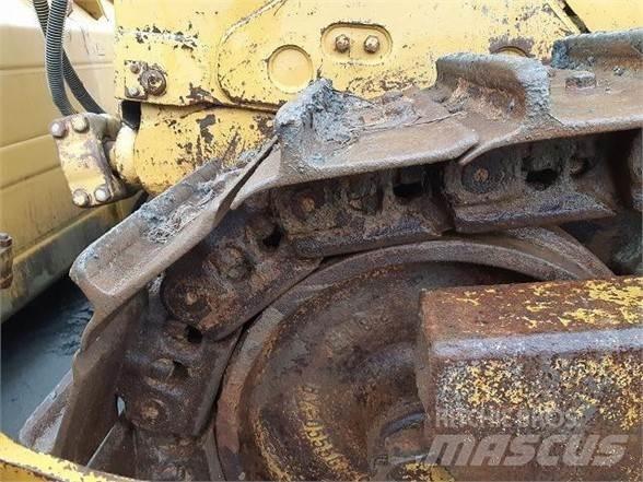 CAT D8T Kāpurķēžu buldozeri