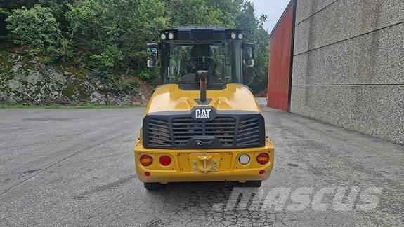 CAT 906 Iekrāvēji uz riteņiem
