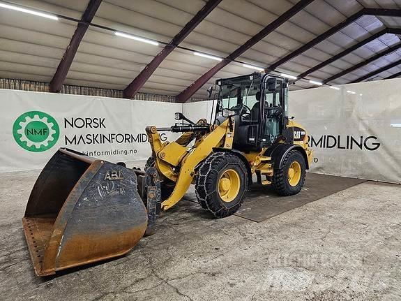 CAT 908M Iekrāvēji uz riteņiem