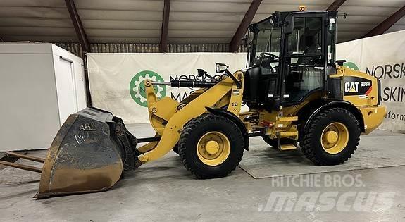 CAT 908M Iekrāvēji uz riteņiem