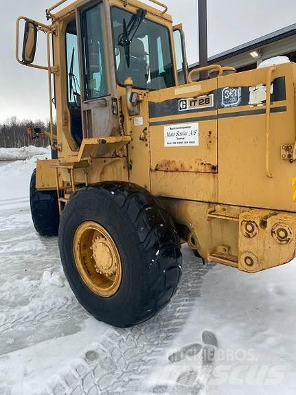 CAT IT28 Iekrāvēji uz riteņiem