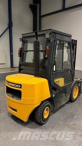 Daewoo D33S-3 Tehnika ar dīzeļa dzinēju