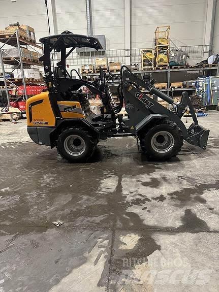 GiANT G2500HD+ Lietoti riteņu kompaktiekrāvēji