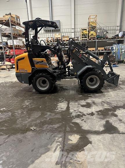 GiANT G2500HD+ Lietoti riteņu kompaktiekrāvēji