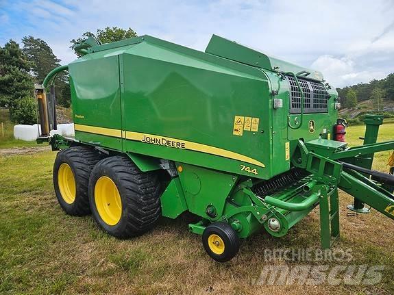 John Deere 744 Rituļu preses
