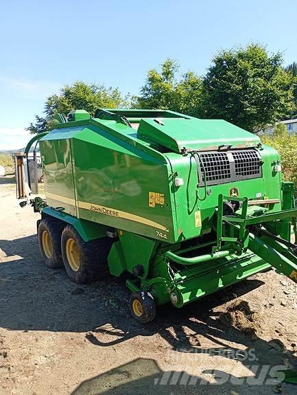 John Deere 744 Rituļu preses