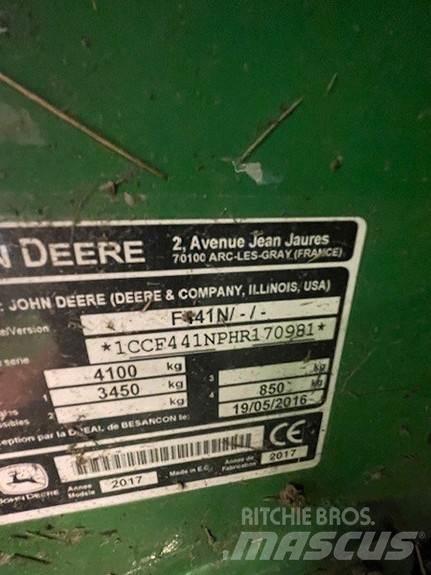 John Deere F441 Rituļu preses
