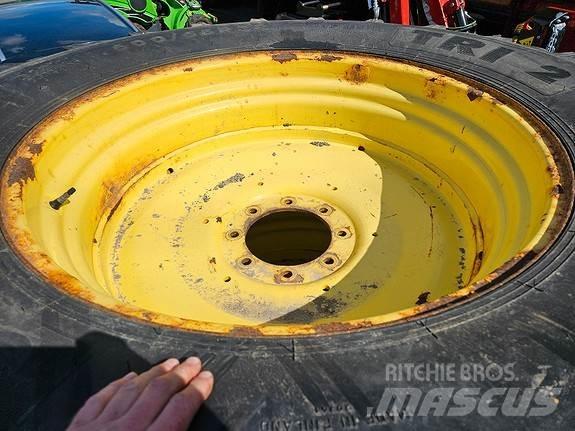 John Deere NOKIAN Traktori