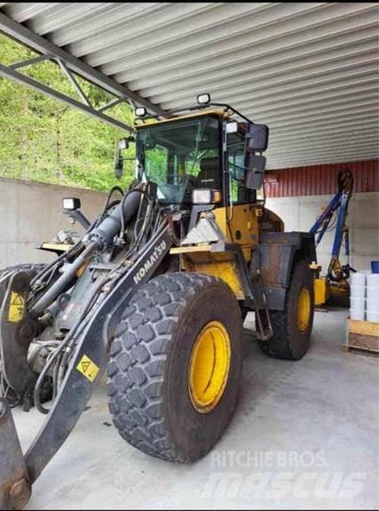 Komatsu WA200 PT Iekrāvēji uz riteņiem
