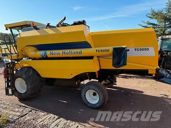New Holland TC5050 Ražas novākšanas kombaini