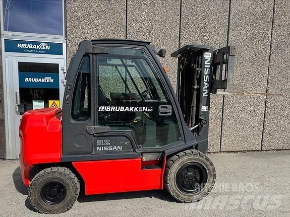 Nissan DF32 14436 Tehnika ar dīzeļa dzinēju