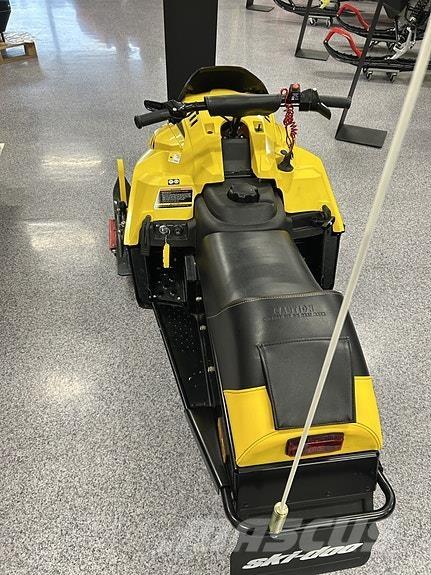 Ski-doo MXZ 120 Sniega motocikli